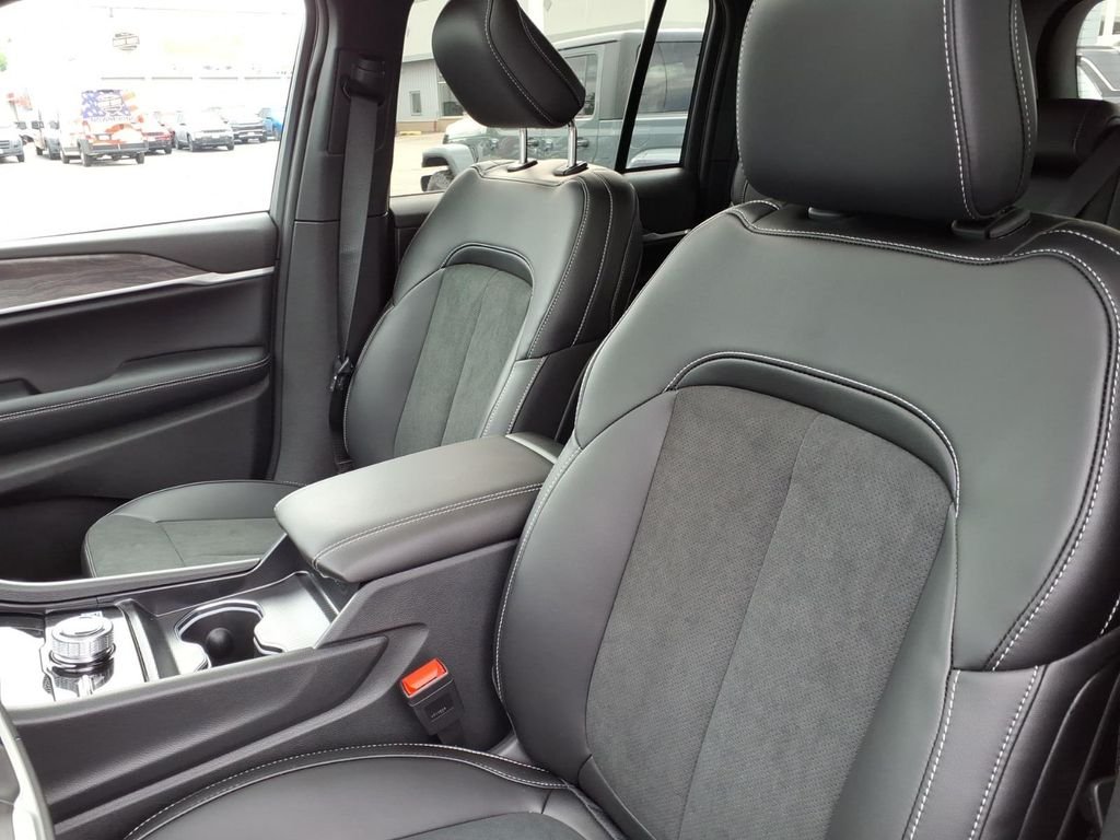 New 2026 Baltic Gray Metallic Clear-Coat Exterior Paint Jeep Altitude image 10