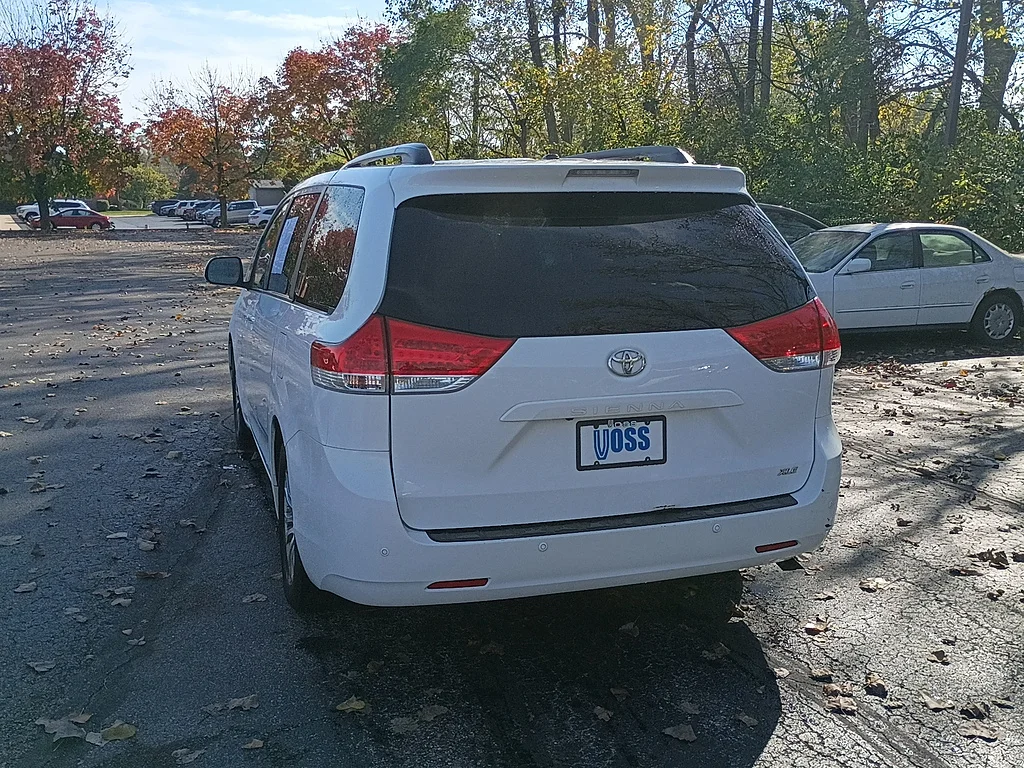 2014 Toyota Sienna XLE 8-Passenger, photo 5 of 12