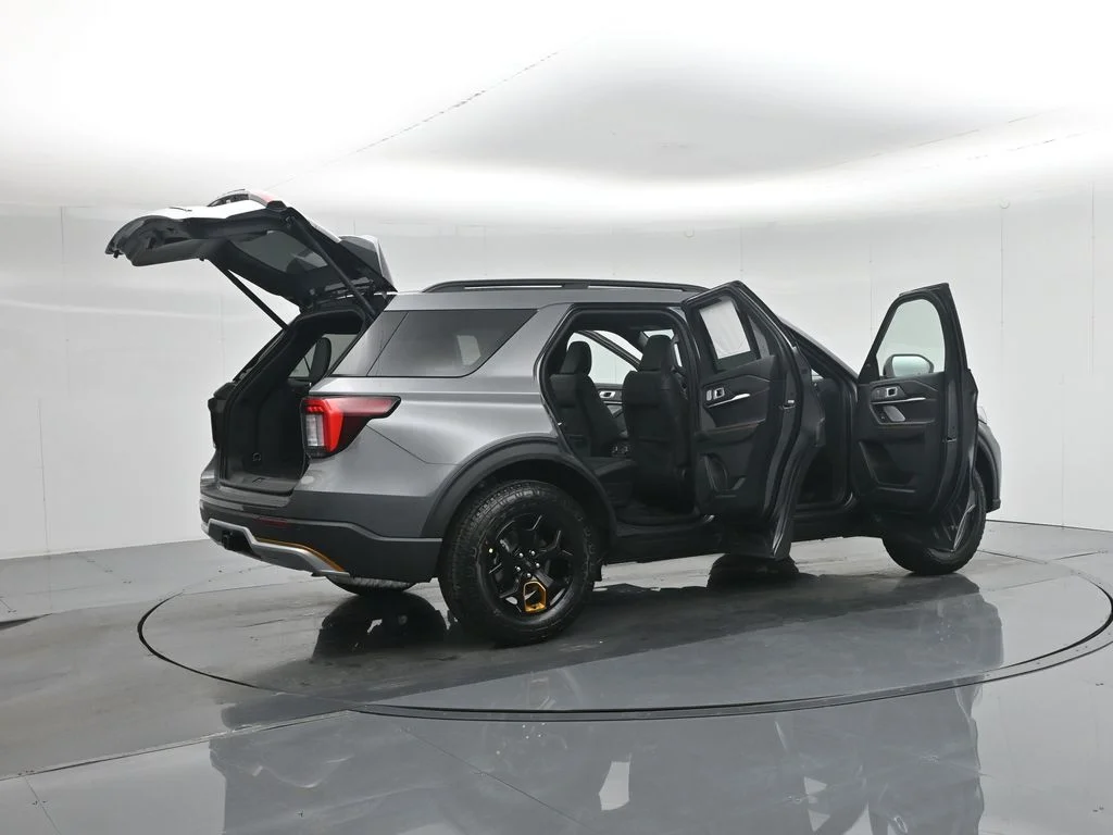New 2026 Carbonized Gray Metallic Ford Tremor image 5