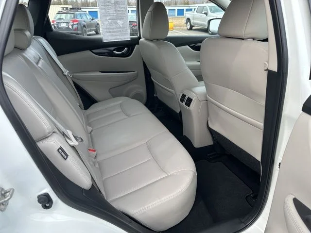 Used 2022 White Nissan SL image 11
