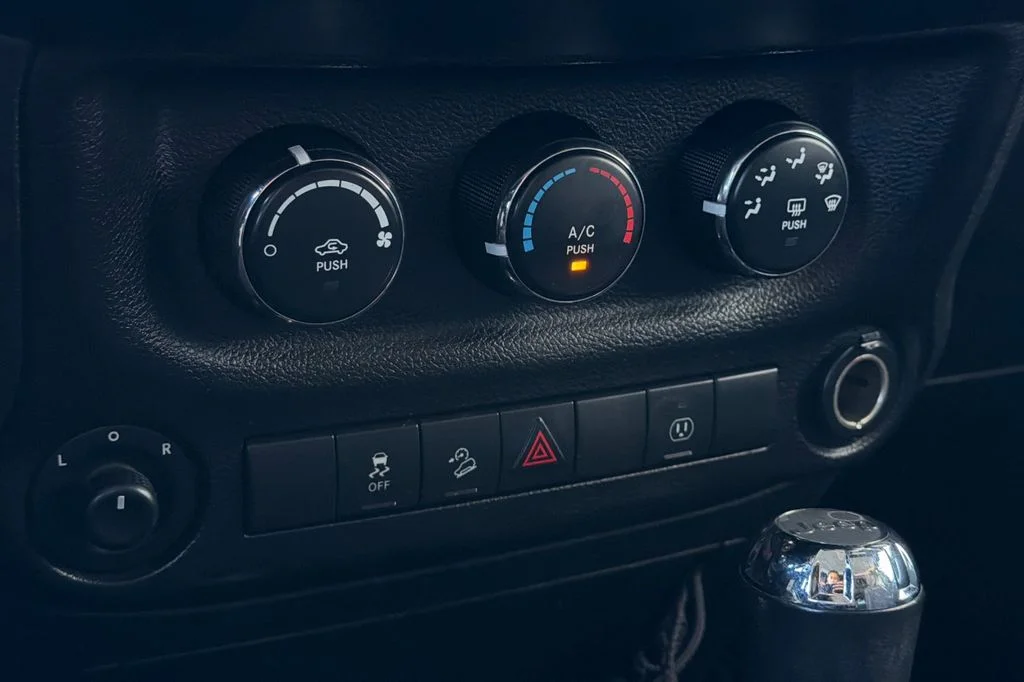 Used 2018 Black Clearcoat Jeep Unlimited Sahara image 21