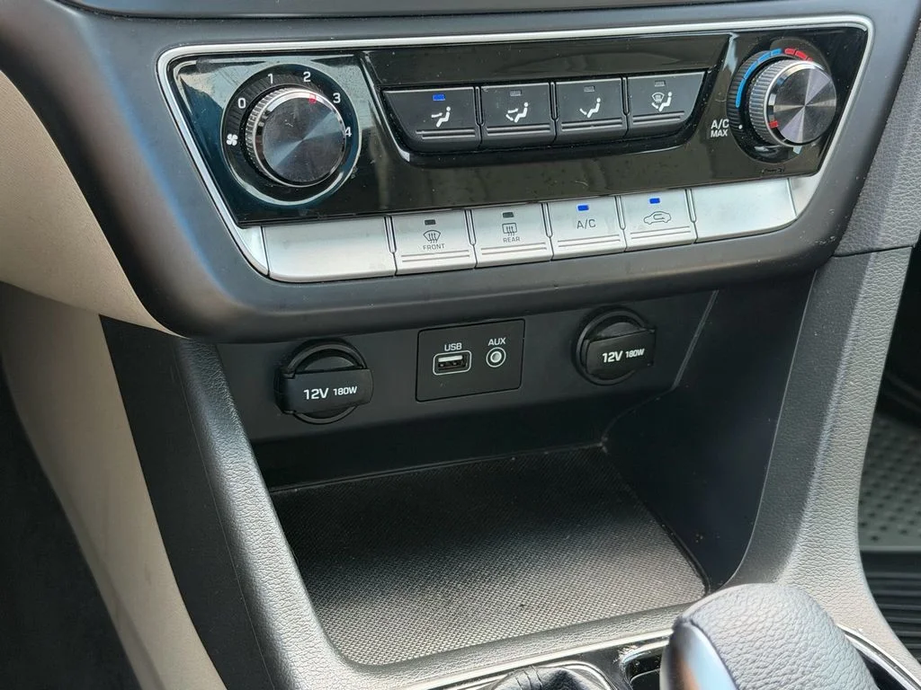 Used 2018 Quartz White Pearl Hyundai SE image 25