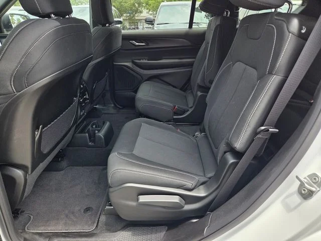 New 2026 Bright White Clear-Coat Exterior Paint Jeep Laredo X image 6
