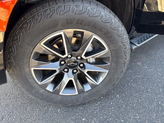 Used 2024 Black Chevrolet Z71 image 32