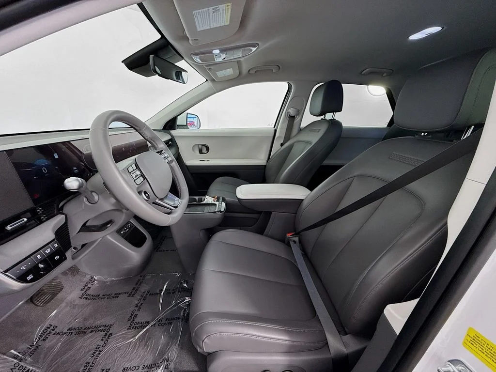 Used 2025 White Hyundai SEL image 21