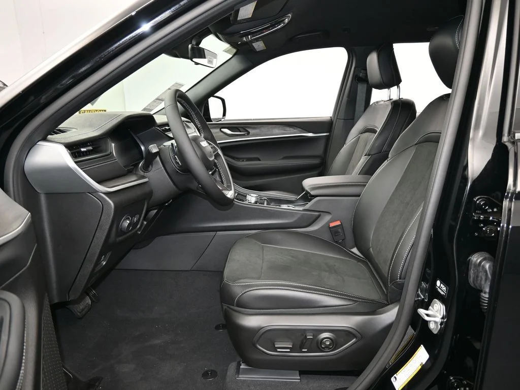 New 2026 Diamond Black Crystal Pearl-Coat Exterior Paint Jeep Altitude image 11