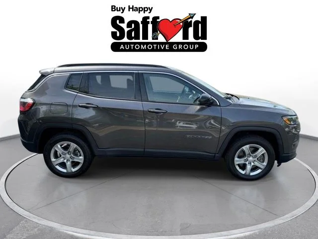 Used 2024  Jeep Latitude image 8