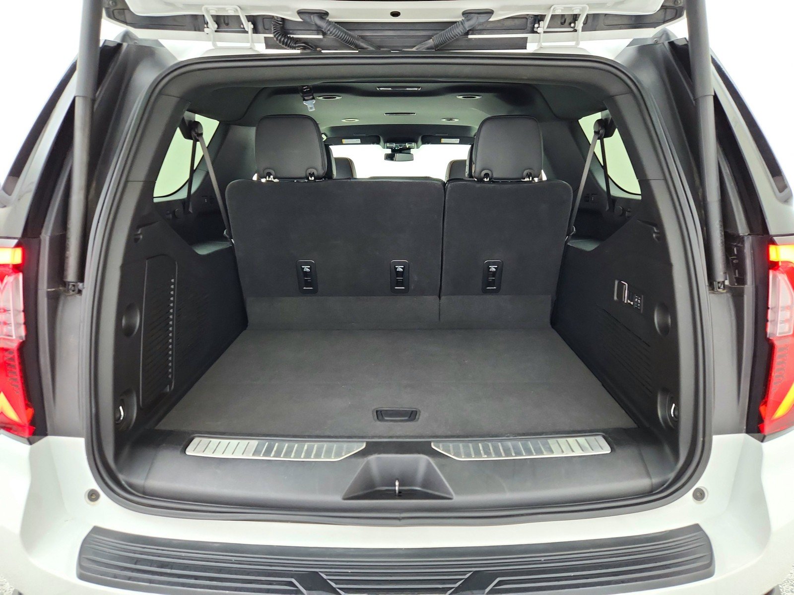 Used 2025 Summit White GMC AT4 image 33