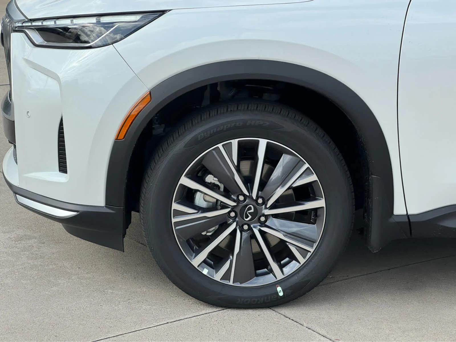 New 2027 RADIANT WHITE INFINITI Luxe FWD image 6