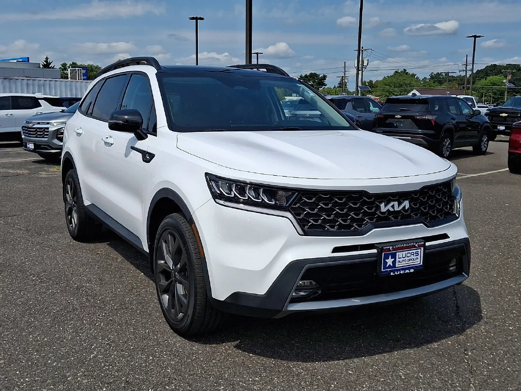 Used 2022 White Kia X-Line EX image 2