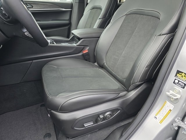 New 2026 Silver Zynith Exterior Paint Jeep Altitude image 5