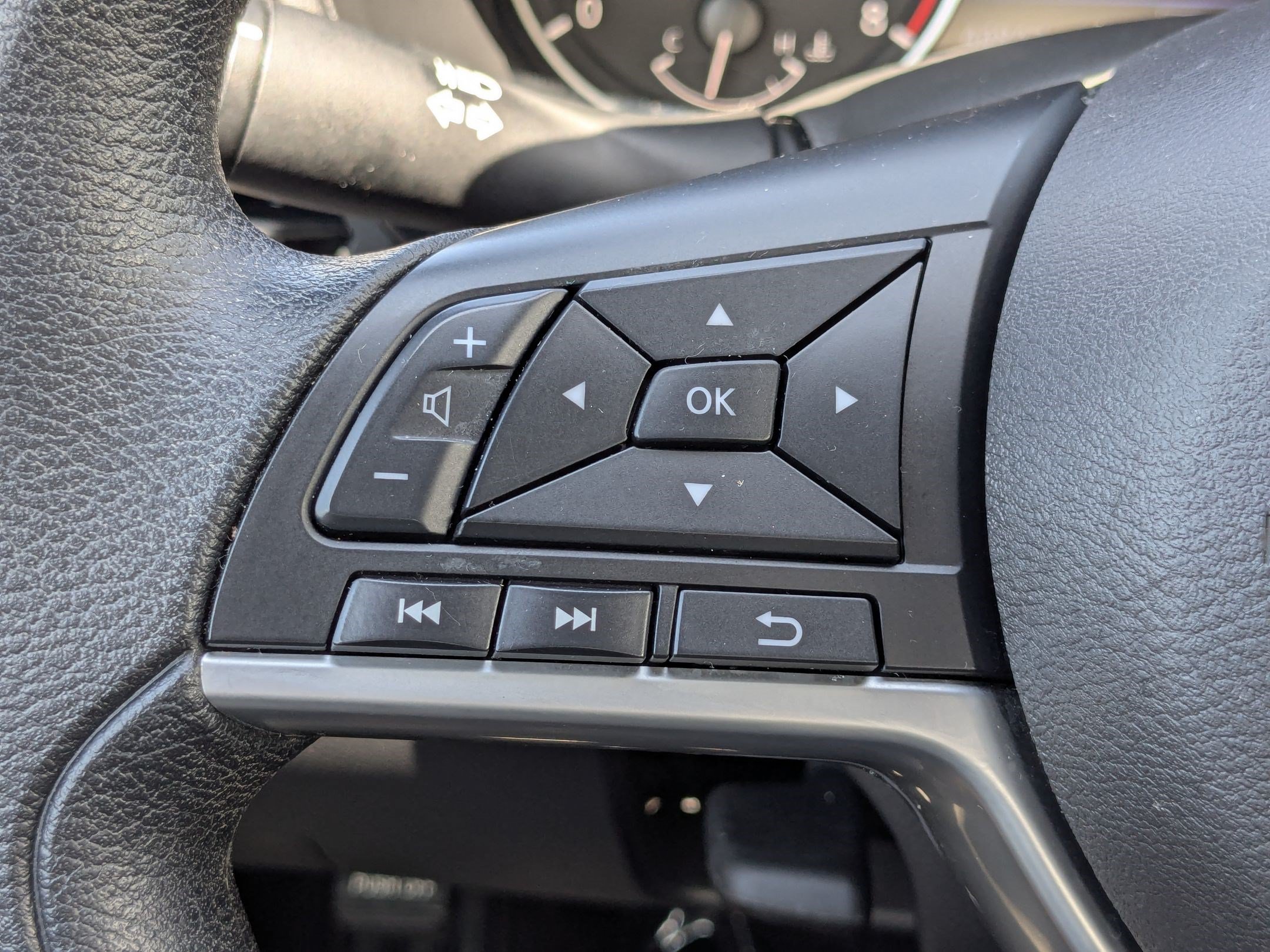 Used 2025 Glacier White Nissan SV image 18