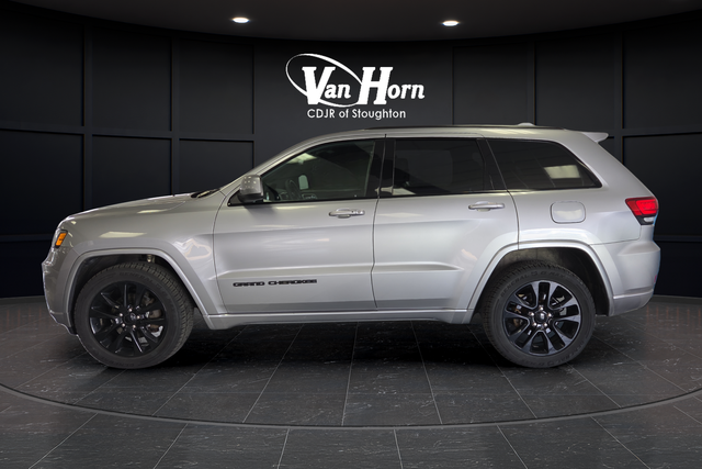 Used 2017 Billet Silver Metallic Clearcoat Jeep Altitude image 4