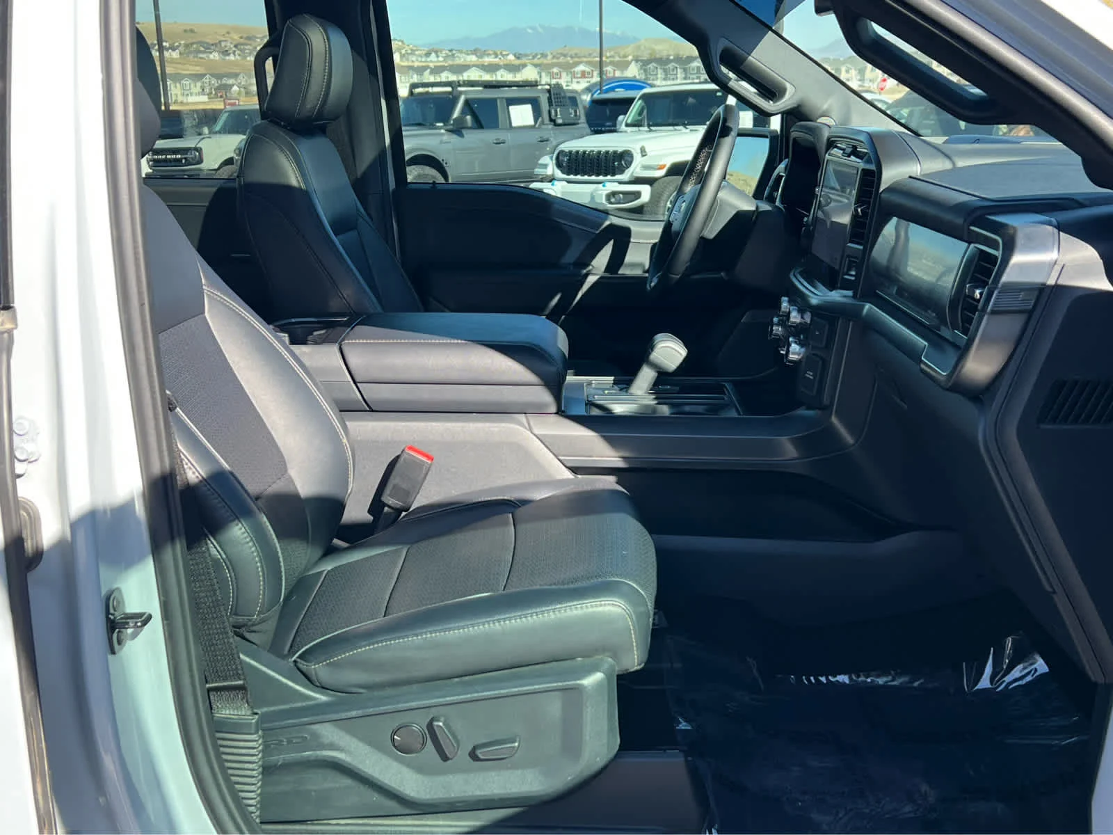 Used 2025 Space White Metallic Ford LARIAT image 17