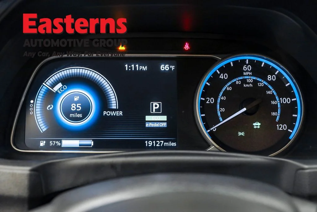 Used 2023 Silver Nissan S image 18
