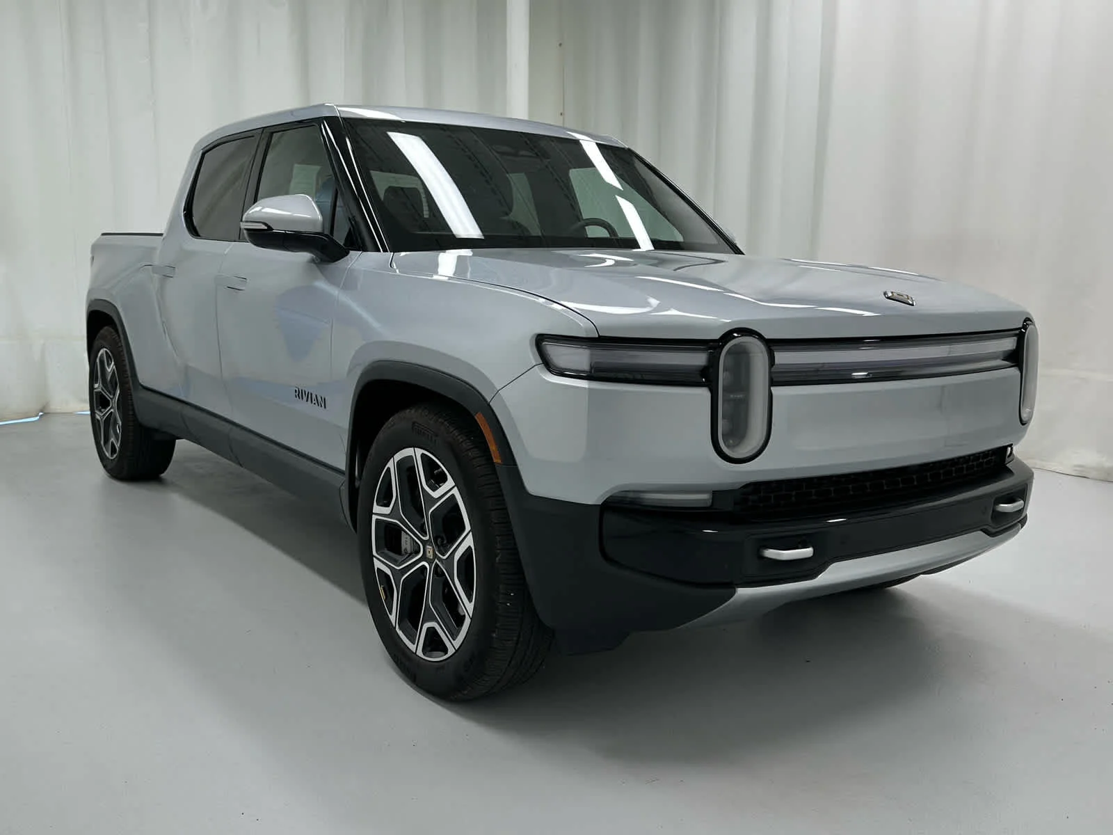 Used 2025 LA Silver Rivian Adventure image 2