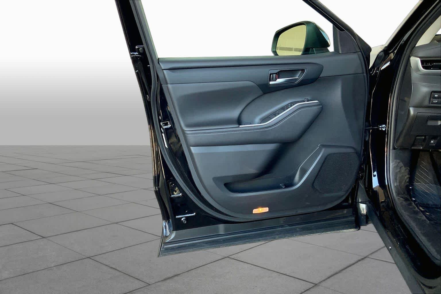 2024 Toyota Highlander LE - Photo 39