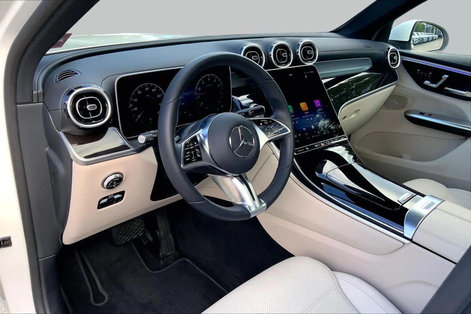 Certified Used 2025 Polar White Mercedes-Benz GLC 300 image 18