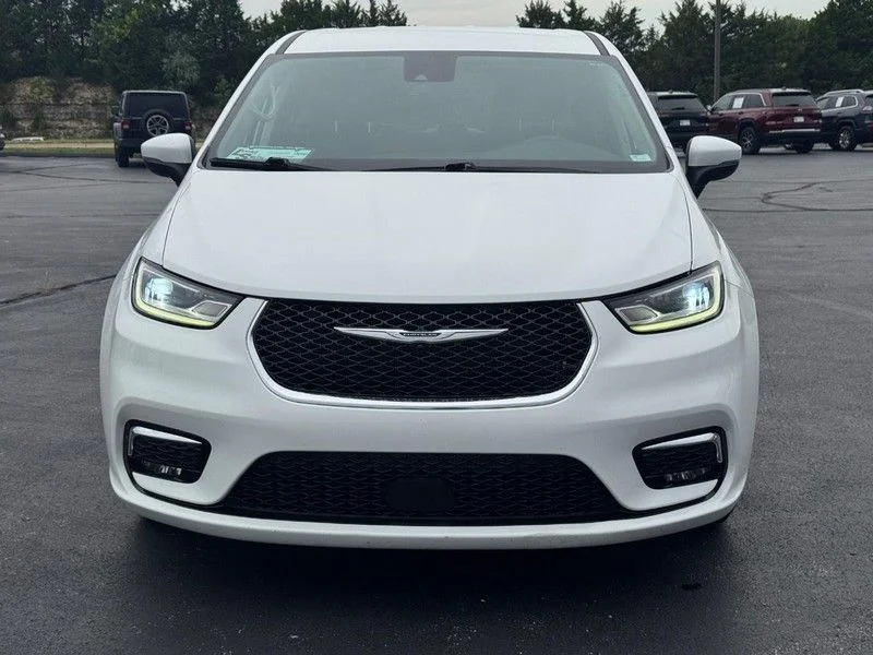 Used 2023 White Chrysler Touring L image 9