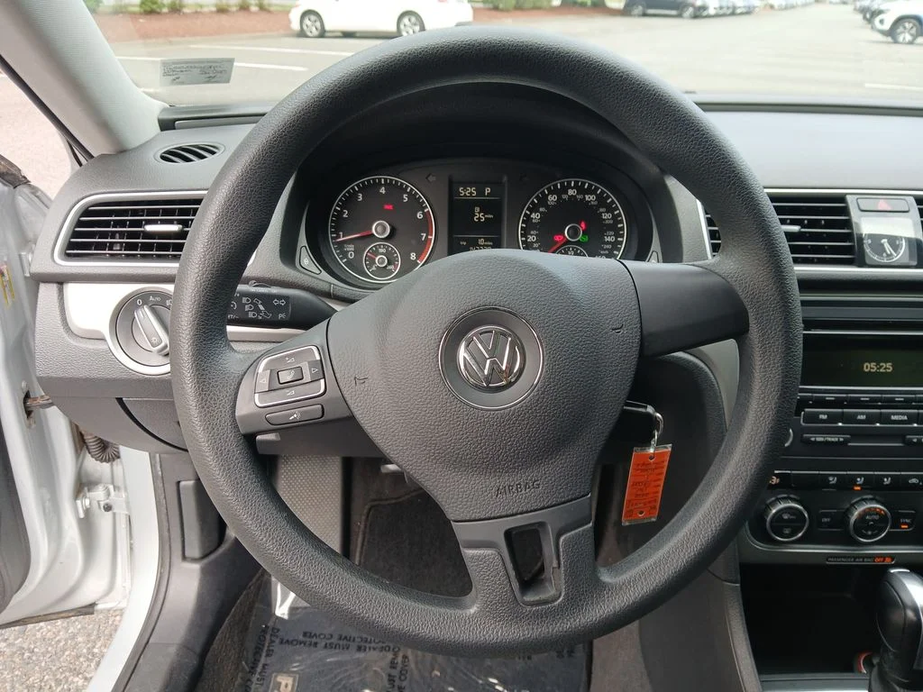 Used 2012 Silver Volkswagen 2.5 S image 14