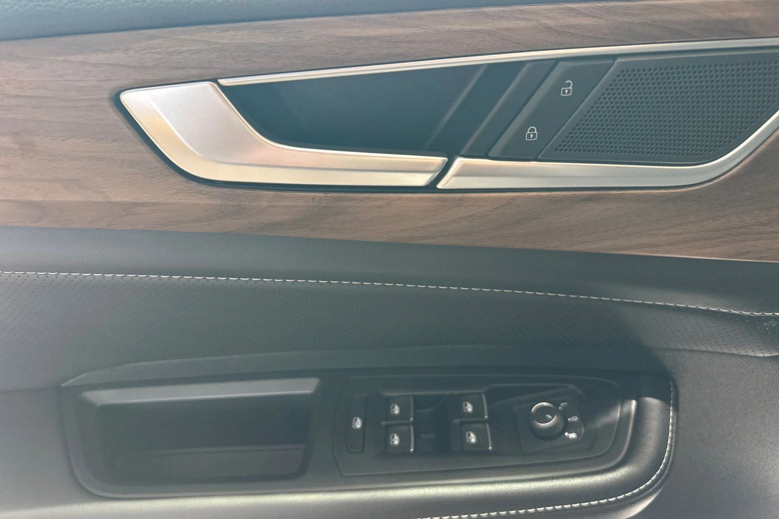 New 2026 Black Volkswagen 2.0T SE w/Technology image 9