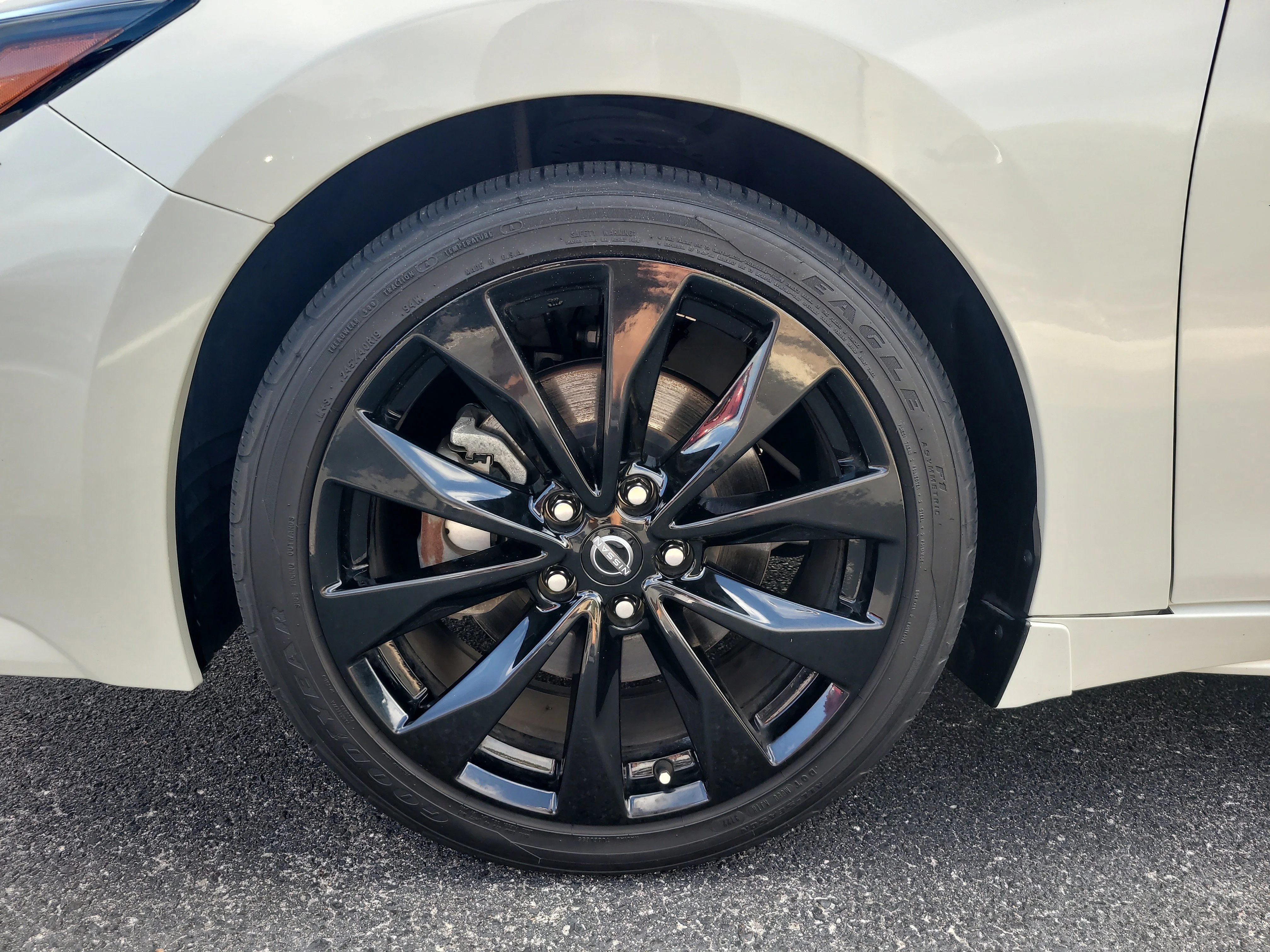 Used 2023 Pearl White Tricoat Nissan SR image 9