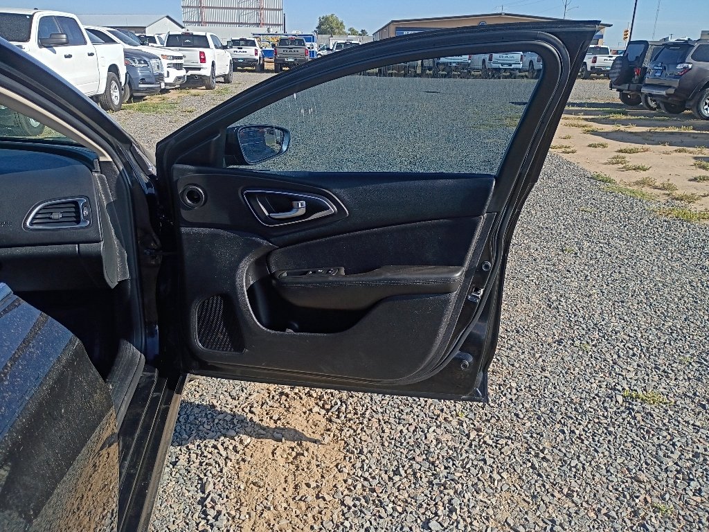 Used 2016 Black Clearcoat Chrysler Limited image 10