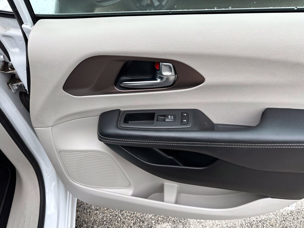 Used 2022 White Chrysler LX image 39