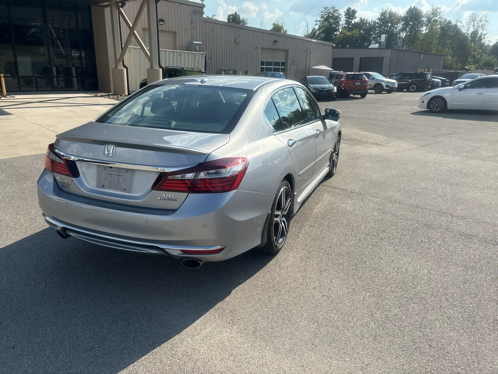 Used 2016 Lunar Silver Metallic Honda Touring image 7
