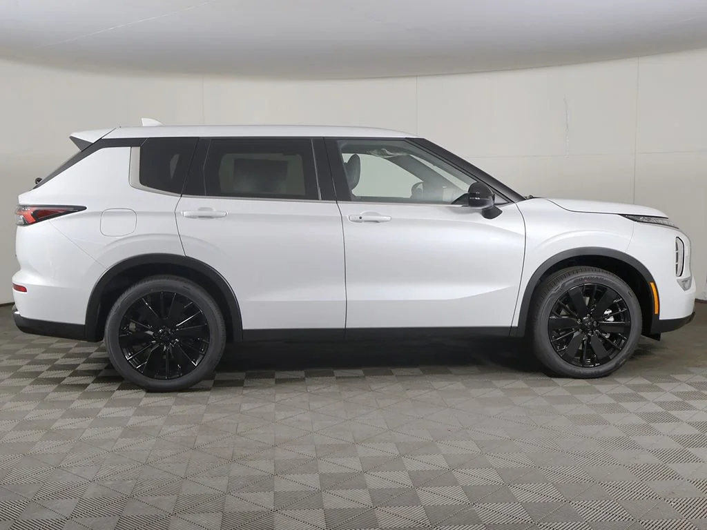 New 2026 White Mitsubishi LE 1.5T S-AWC image 18