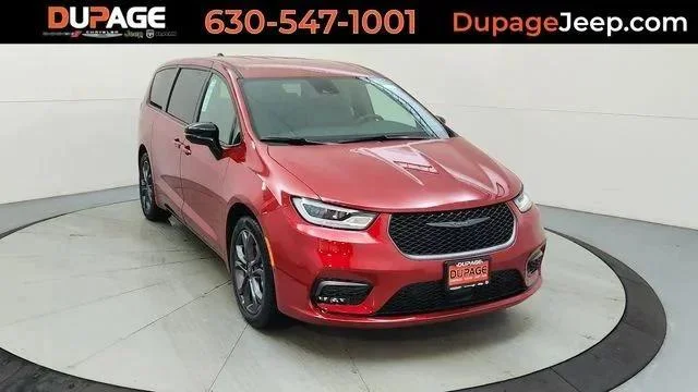 2026 Chrysler Pacifica Select's photo