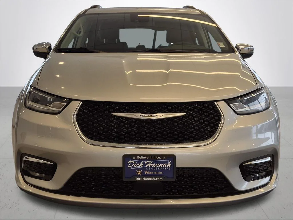 Used 2023 Silver Chrysler Limited image 3