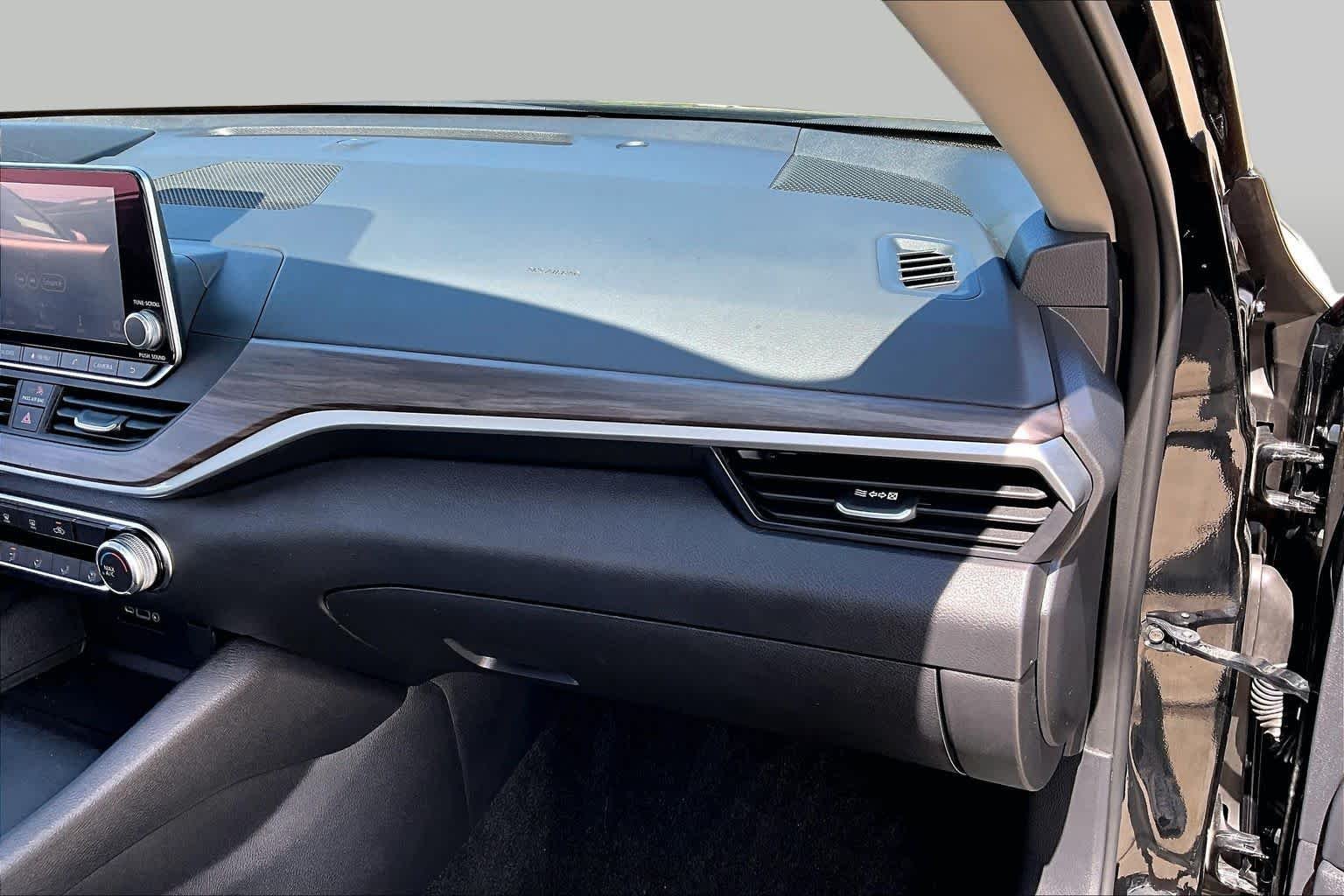 Used 2025 Super Black Nissan SV image 17