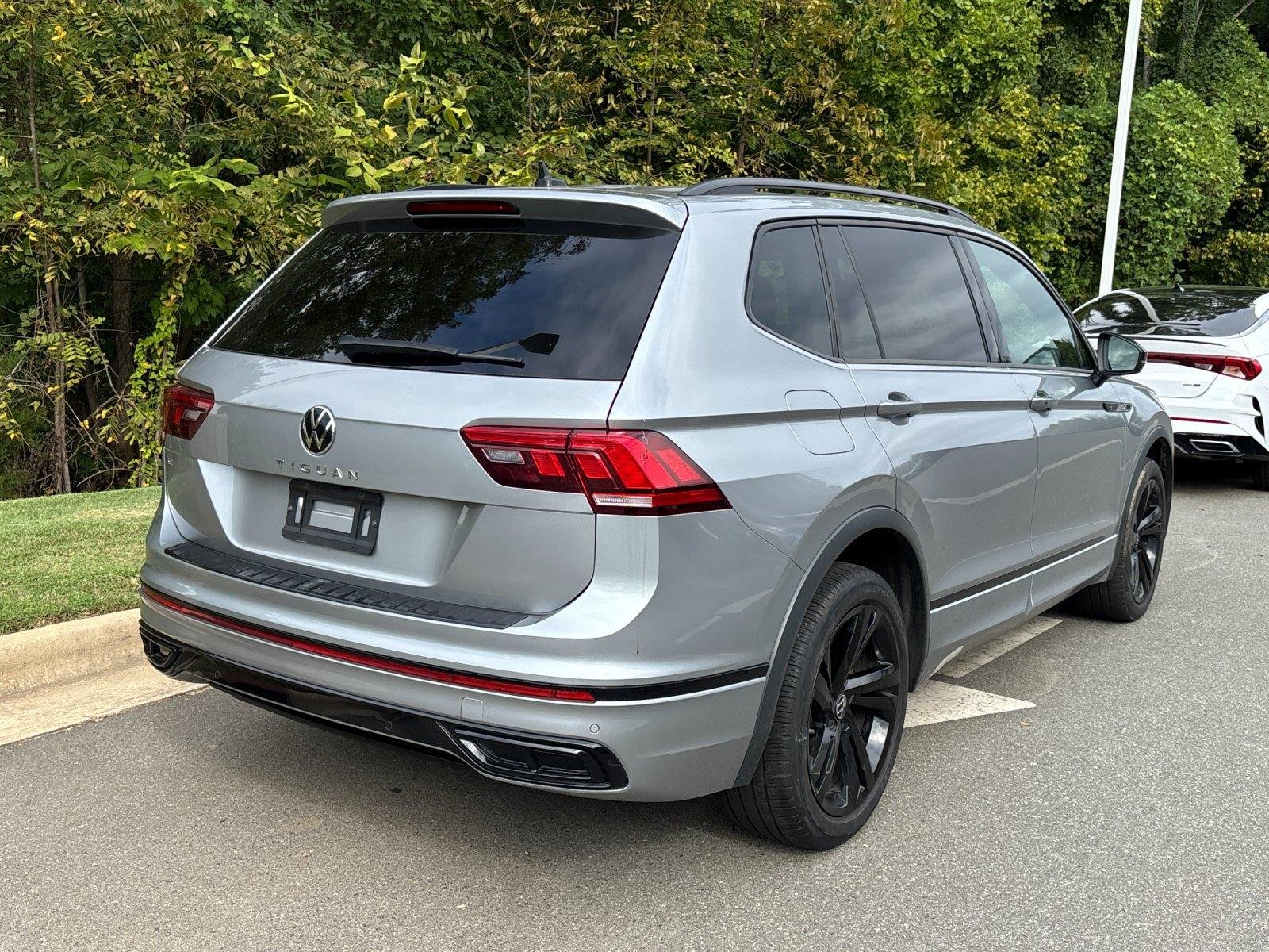 Used 2023 Pyrite Silver Metallic Volkswagen SE R-Line Black image 5
