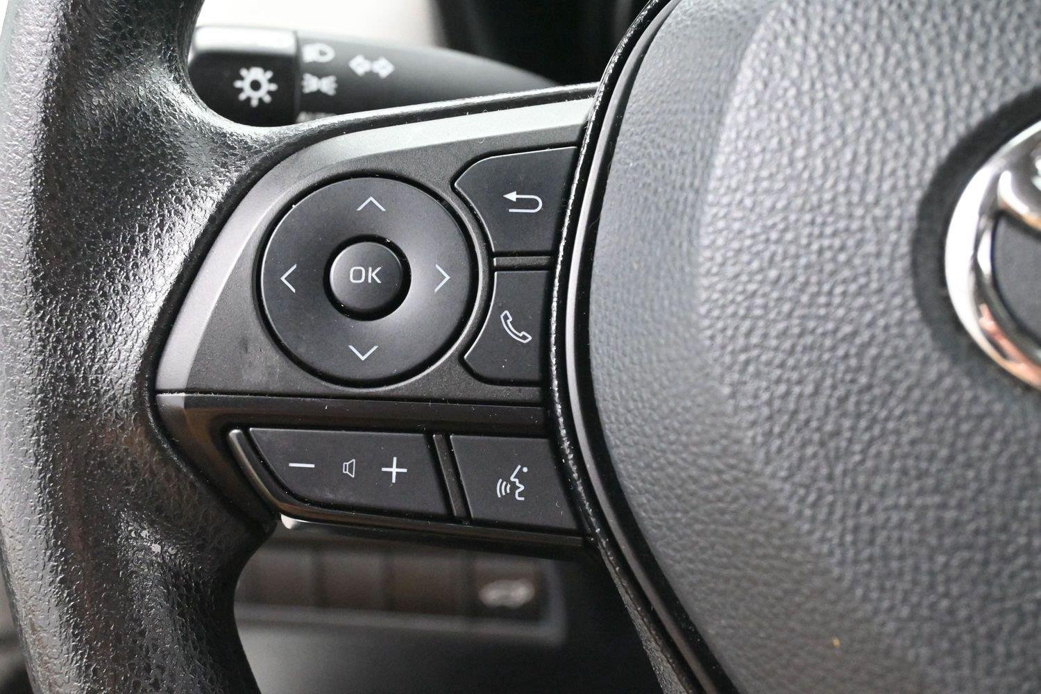 Used 2022 White Toyota XLE image 18