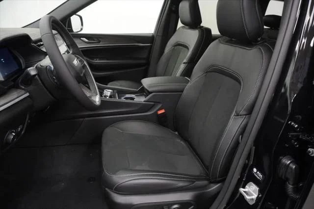 New 2026 Diamond Black Crystal Pearl-Coat Exterior Paint Jeep Laredo image 16