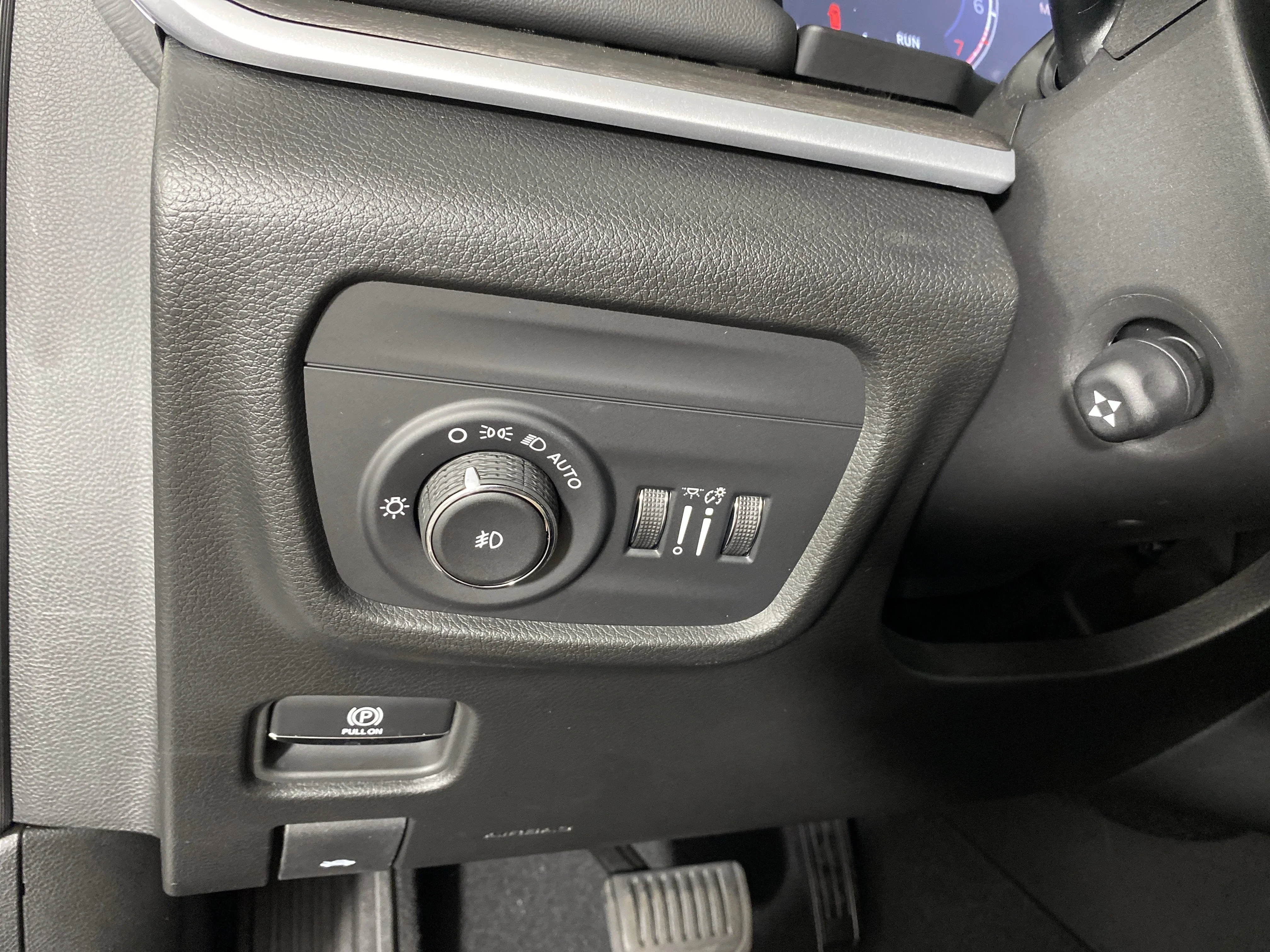 New 2026 Bright White Clear-Coat Exterior Paint Jeep  image 23