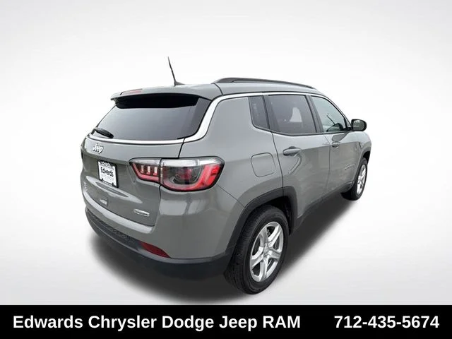 Used 2023 Gray Jeep Latitude image 8