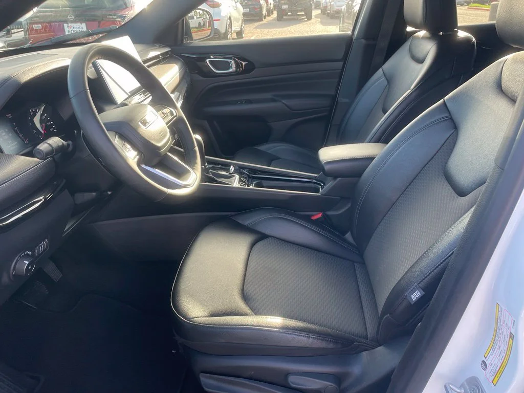 Used 2026 White Jeep Latitude image 14