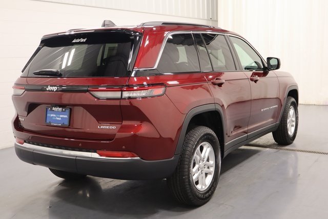 2025 Jeep Grand Cherokee Laredo photo 3