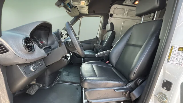 Used 2025  Mercedes-Benz NA image 19