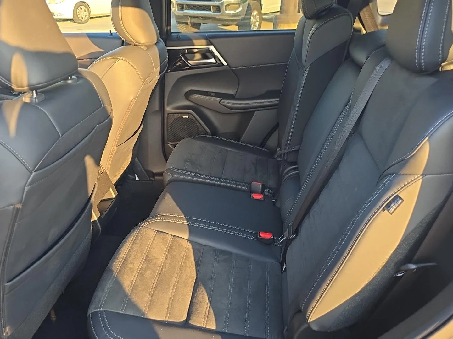 Used 2025  Mitsubishi SE image 21