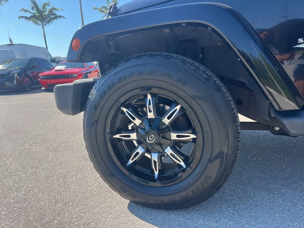 Used 2015 Black Jeep Sahara image 19
