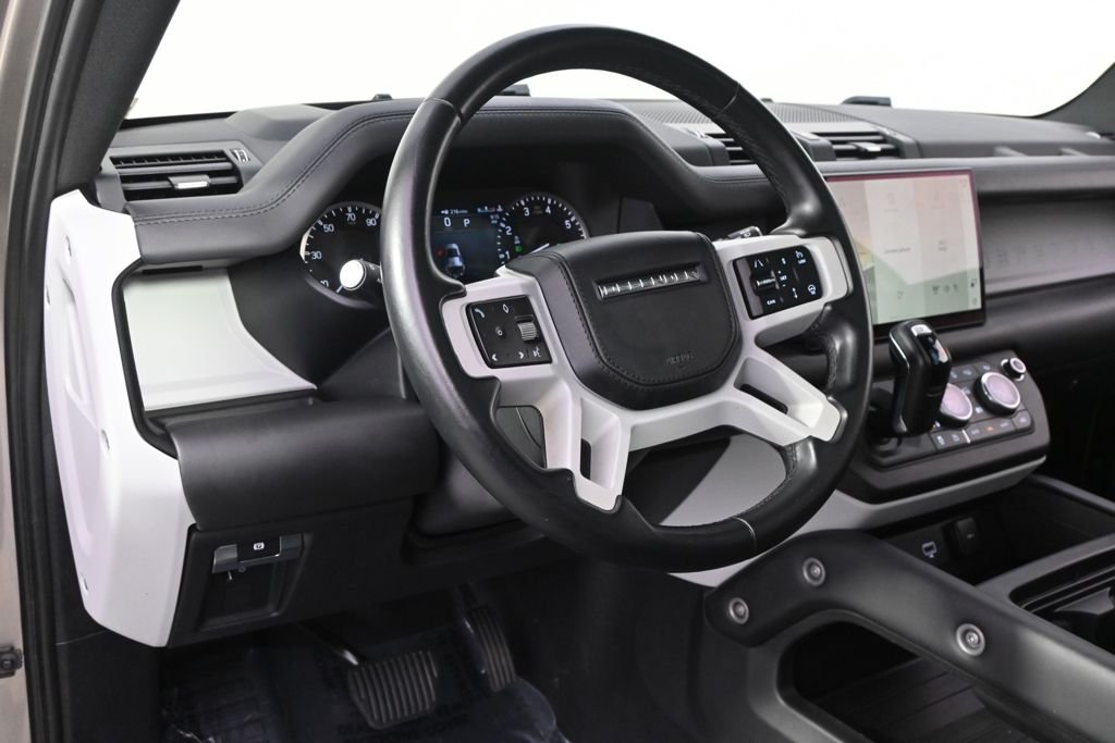 Used 2023  Land Rover X-Dynamic SE image 9