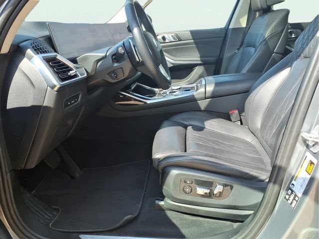 Used 2025  BMW xDrive40i image 16