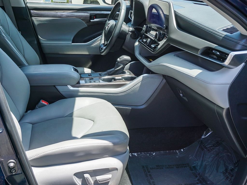 Used 2024  Toyota Limited image 12