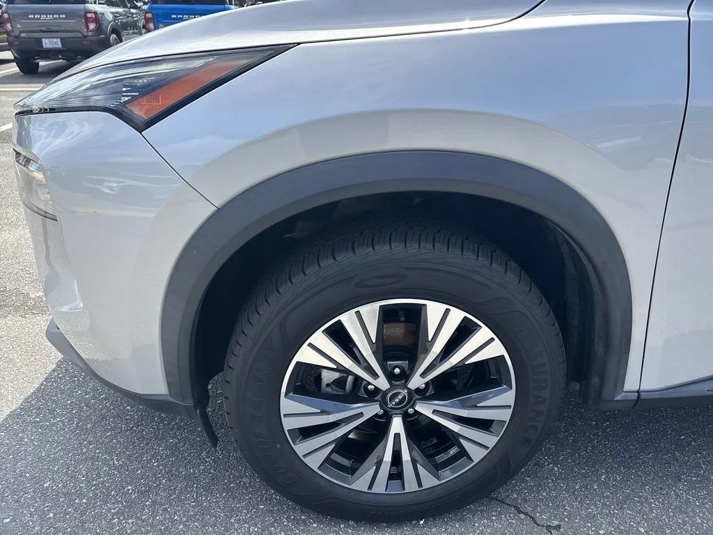 Used 2023 Silver Nissan SV image 18