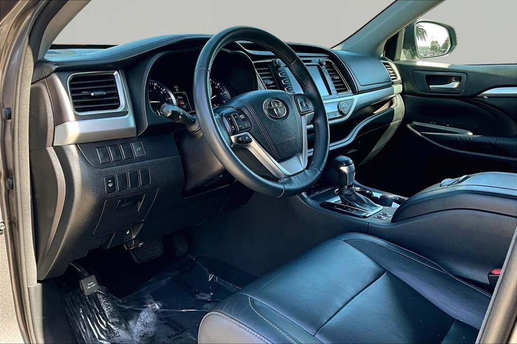 Used 2016 Gray Toyota XLE V6 image 18