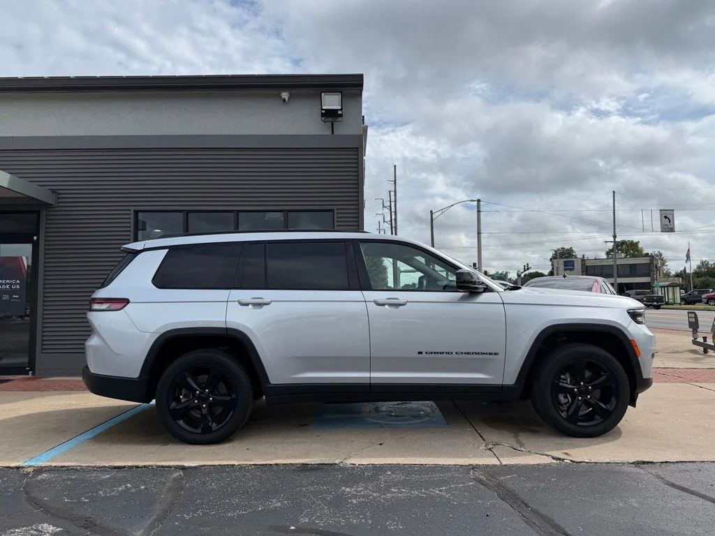 Used 2023 Silver Jeep Altitude image 5
