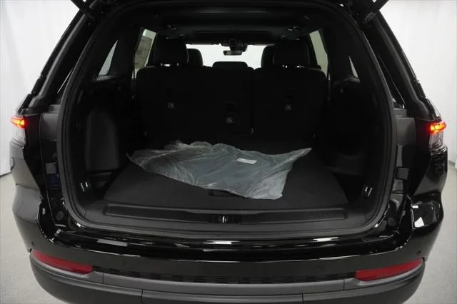 New 2026 Diamond Black Crystal Pearl-Coat Exterior Paint Jeep Laredo image 4